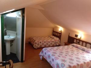 Ένα ή περισσότερα κρεβάτια σε δωμάτιο στο Hostal Don Jaime I y II