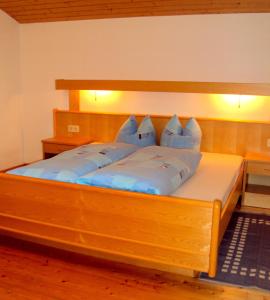 מיטה או מיטות בחדר ב-Haus Neururer