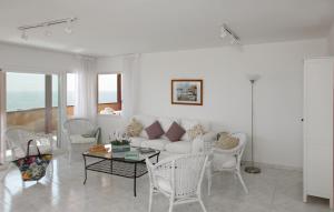 uma sala de estar com um sofá, cadeiras e uma mesa em Apartaments Beach & Golf Resort em Pals