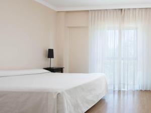 Łóżko lub łóżka w pokoju w obiekcie Apartamentos TH La Florida