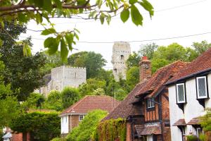a village with houses and a castle in the background at The Tollgate Bed & Breakfast in Steyning