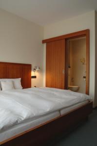 Postel nebo postele na pokoji v ubytování Altstadthotel Wetzel
