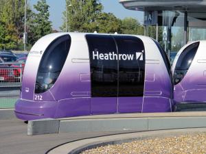 un autobús púrpura y blanco estacionado en un estacionamiento en Thistle London Heathrow Terminal 5 en Hillingdon
