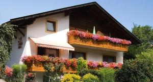 a house with flower boxes on the side of it at Ferienwohnungen Parth in Lasa