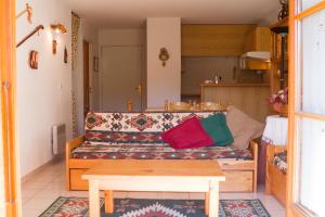 プッチェルダーにあるEl refugio de Caldegasのリビングルーム(ソファ、テーブル付)