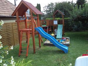 Herní místnost nebo prostor pro děti v ubytování Holp Vendégház