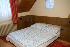 Postel nebo postele na pokoji v ubytování Holp Vendégház + 51 fotografií