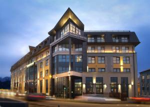 un grande edificio su una strada cittadina di notte di Talbot Hotel Wexford a Wexford