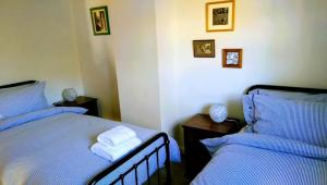 um quarto com 2 camas e toalhas em Milliner's Cottage em York