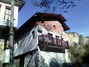 un edificio con un balcón en el lateral. en Apartment R. Dermendzhiev en Melnik