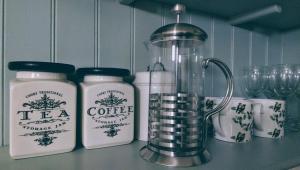 um balcão de cozinha com recipientes de chá e um liquidificador em Milliner's Cottage em York
