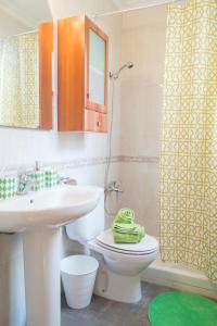 コルドバにあるCasa Ruanoのバスルーム(洗面台、トイレ、鏡付)