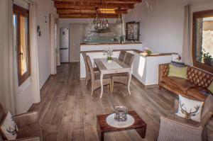 Tahús的住宿－Cal Pastisser de Taús，一间带桌椅的客厅和一间厨房