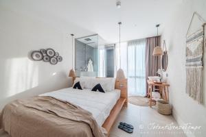 Кровать или кровати в номере Cumeja Beach Club & Hotel