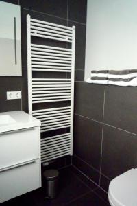 een badkamer met een wit handdoekenrek naast een toilet bij Fort 11B in Vrouwenpolder