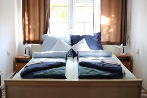Posteľ alebo postele v izbe v ubytovaní Hív-Lak Apartman