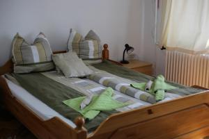 Postel nebo postele na pokoji v ubytování Hív-Lak Apartman