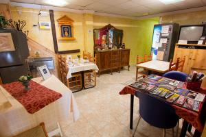 Posezení v ubytování Hostal El Cartero