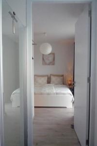 1 dormitorio blanco con 1 cama en una habitación en Fort 11B, en Vrouwenpolder