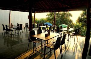 Un grupo de mesas y sillas en un patio. en Grand Ambience Resort, en Diveagar