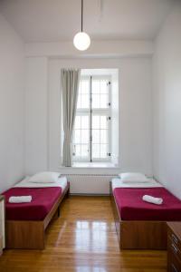 Un pat sau paturi într-o cameră la The Grey Nuns Residence by Concordia University