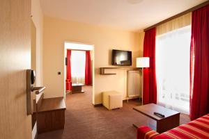 Televízia a/alebo spoločenská miestnosť v ubytovaní SCHÖNIS-Landhotel
