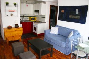 マドリードにあるCasa Pezのリビングルーム(青いソファ付)、キッチン