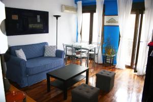 マドリードにあるCasa Pezのリビングルーム(青いソファ、テーブル付)