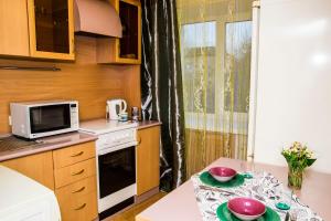 オムスクにあるRENT-сервис Апартаменты на Иртышской набережной 28の小さなキッチン(テーブル、電子レンジ付)