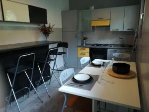 een keuken met een tafel met stoelen en een aanrecht bij Villa Giuliana in Cannobio