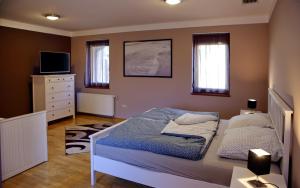 A bed or beds in a room at Woodland Villa