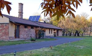 dom z dachem słonecznym i drogą w obiekcie Woodland Villa w mieście Gyula