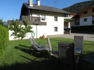 un grupo de sillas y un televisor en un patio en Ferienwohnung Fam.Maria Geiler, en Heinfels