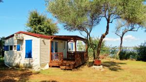 Galeriebild der Unterkunft Seaside Tkon Mobile Homes in Tkon