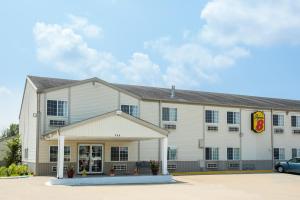 a inn with a sign on the front of it at Super 8 by Wyndham Sweet Springs in Sweet Springs