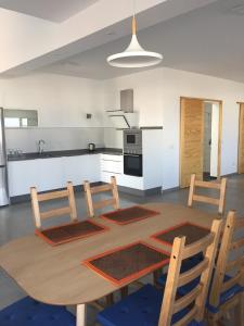 Una cocina y un comedor con mesa y sillas. en Casa Fenix, en Tinajo 5 fotos más