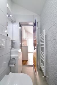 Koupelna v ubytování Piccolo Apartments