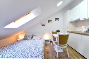 En eller flere senge i et værelse på Piccolo Apartments