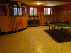 Stolní tenis v ubytování Dom Wczasowy Jesionkówka nebo okolí