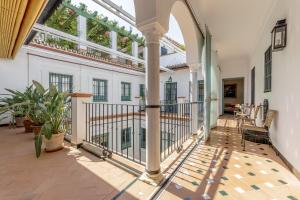 un gran pasillo con una entrada arqueada y una gran ventana en Casa Palacio San Jose, en Sevilla