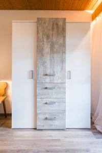 een schuifdeur in een slaapkamer met witte muren bij Ferienwohnung "Zum Leitnerbachl" in Schliersee