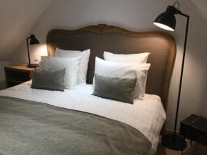 A bed or beds in a room at Auberge de Keranden
