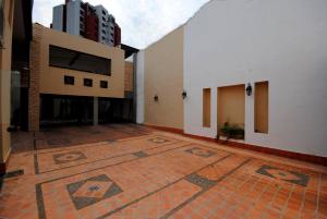 Habitación vacía con suelo de baldosa en un edificio en Giuseppe Suites Hotel, en Asunción