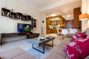 Televízia a/alebo spoločenská miestnosť v ubytovaní Pisces - City Center Apartment