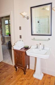 A bathroom at Leader Valley Cottage - A Tranquil Retreat For Two