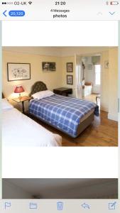 1 dormitorio con 2 camas y colcha azul en 10 st james villas, en Winchester