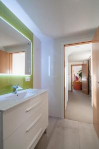 een badkamer met een wastafel en een spiegel bij Outeiro de Setecamiños in Cuntis