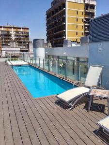una piscina en la azotea de un edificio en APT New Studio Palermo, en Buenos Aires