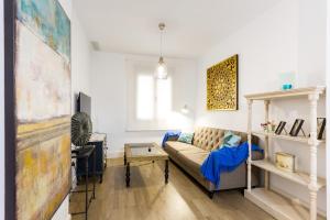 sala de estar con sofá y mesa en Atrivm Apartamento, en Sevilla