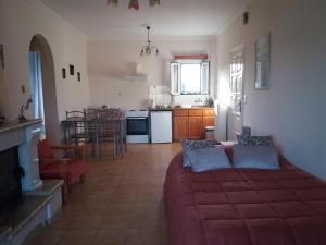 een woonkamer met een rode bank en een keuken bij Athineos Apartments in Kommeno